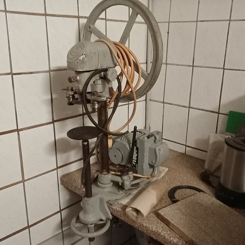 Dosenverschlußmaschine vom